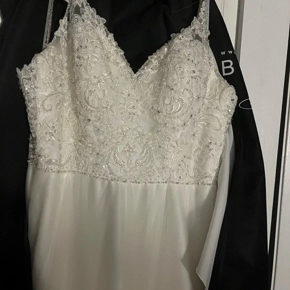 Brand new wedding dress with tags - Picture 2 of 4